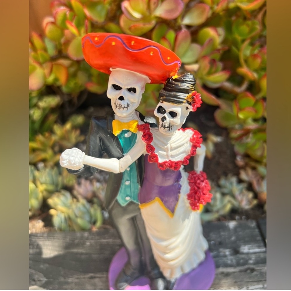 Dia de Los Muertos Dancing couple - Picture 2 of 5